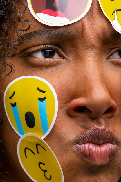 Photo gratuite femme triste avec des emojis sur le visage vue de face