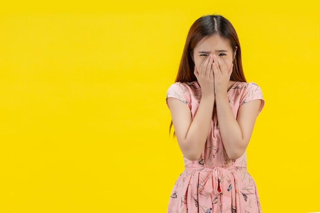 Photo gratuite femme triste. femme a fermé ses mains sur son visage