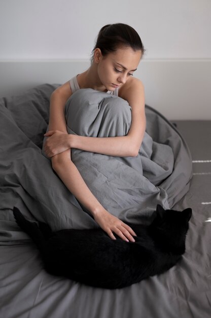 Femme triste plein coup avec couverture