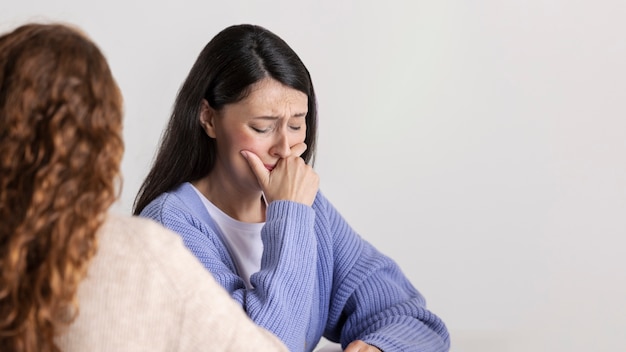 Photo gratuite femme triste pleurant à cause de l'infertilité