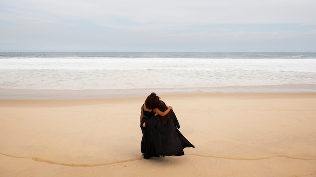 Photo gratuite femme triste près de la mer