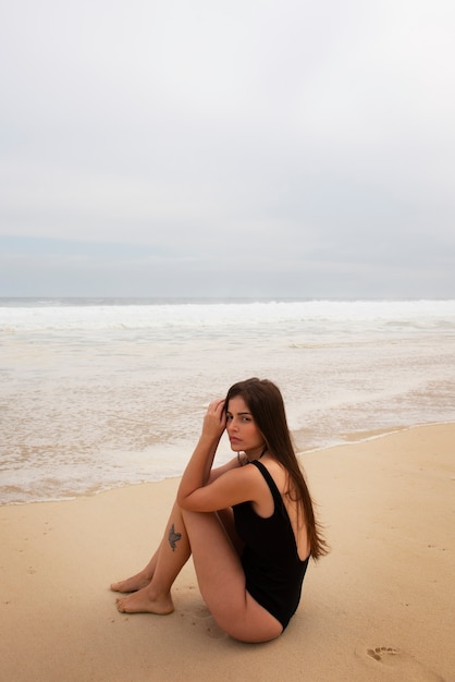 Femme triste près de la mer