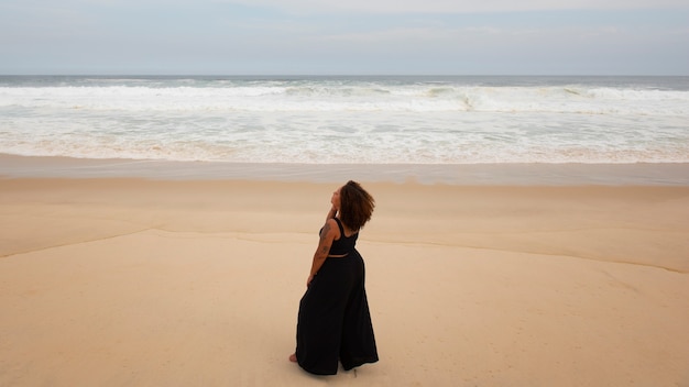 Photo gratuite femme triste près de la mer