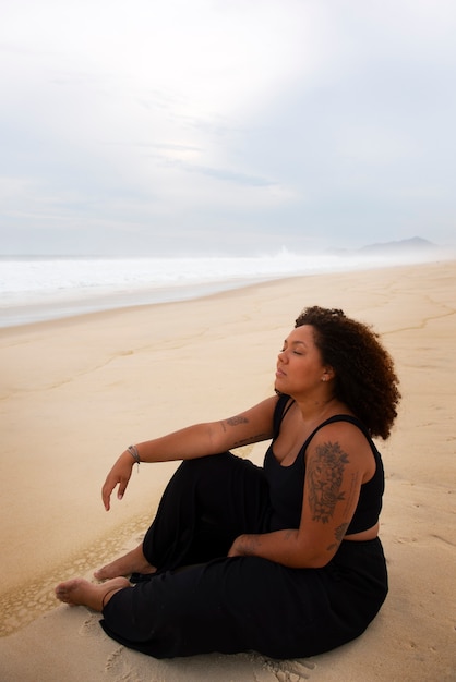 Photo gratuite femme triste près de la mer