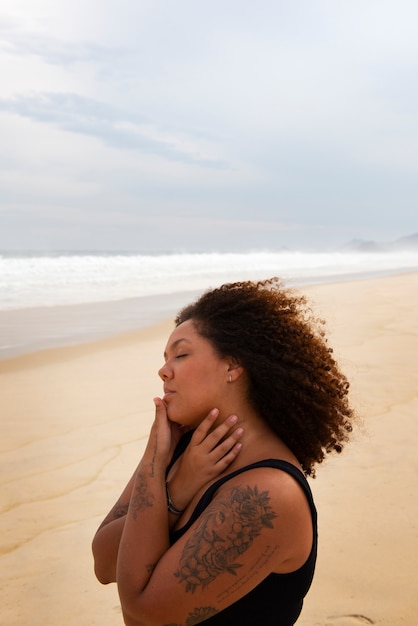 Photo gratuite femme triste près de la mer