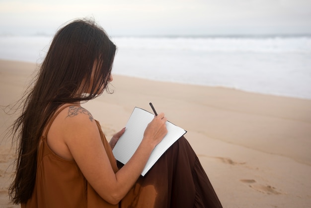 Photo gratuite femme triste près de la mer