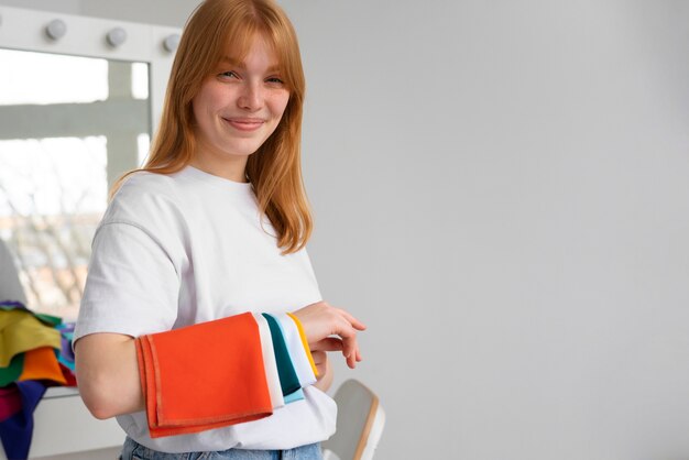 Femme avec des trocs de tissus colorés chez le spécialiste de la colorimétrie