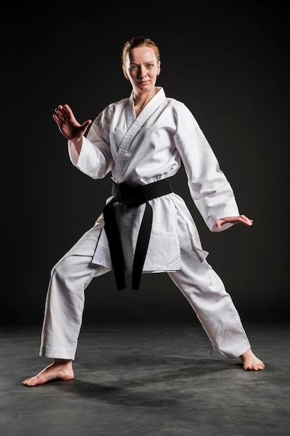 Femme en uniforme de karaté blanc