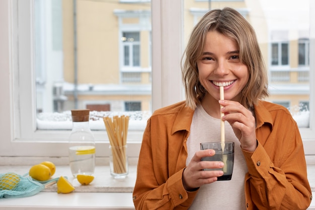 Femme utilisant une alternative zéro déchet