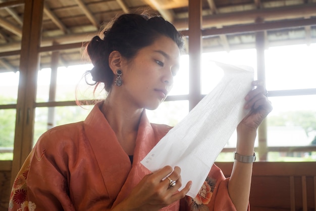 Femme utilisant du papier spécial pour l'origami