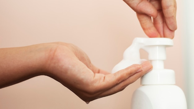 Photo gratuite femme utilisant du savon pour nettoyer les mains