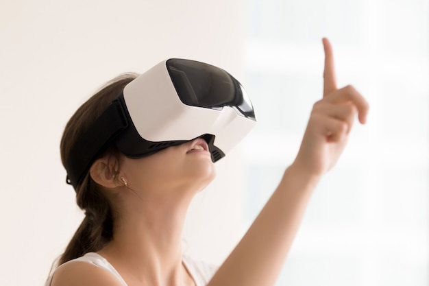 Femme utilisant des lunettes de réalité virtuelle pour des vidéos interactives