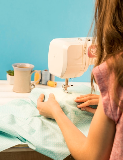 Femme utilisant une machine à coudre