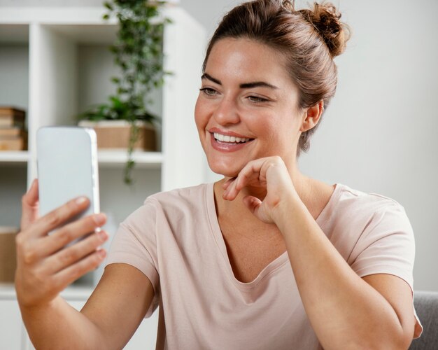 Femme utilisant un mobile