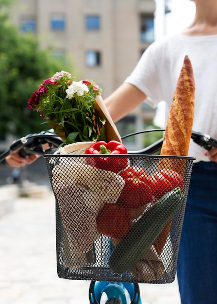 Femme utilisant un moyen écologique pour le transport