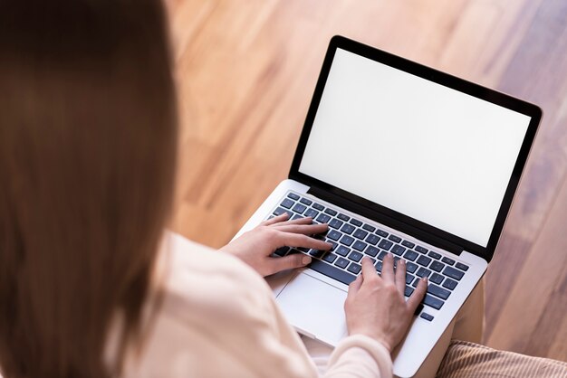 Femme utilisant un ordinateur portable avec écran blanc