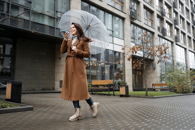 Femme utilisant un smartphone comme habitude