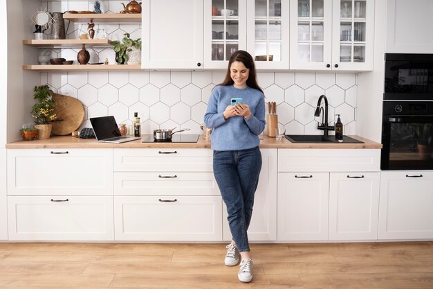 Femme utilisant un smartphone comme habitude