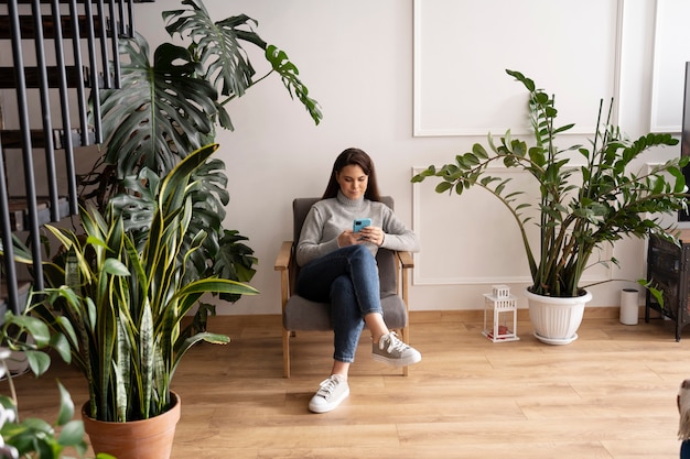 Femme utilisant un smartphone comme habitude