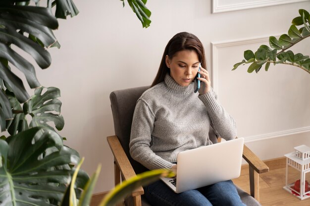 Femme utilisant un smartphone comme habitude