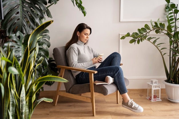 Femme utilisant un smartphone comme habitude