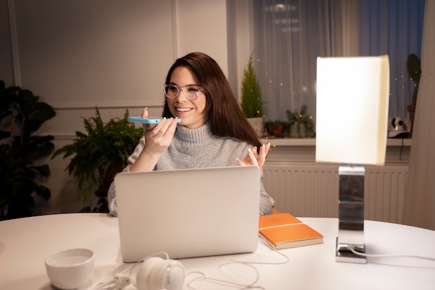 Femme utilisant un smartphone comme habitude