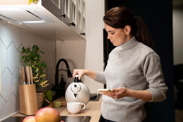 Femme utilisant un smartphone comme habitude