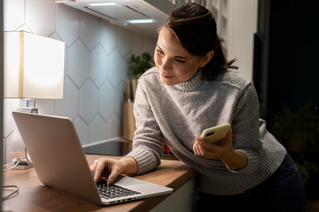 Femme utilisant un smartphone comme habitude