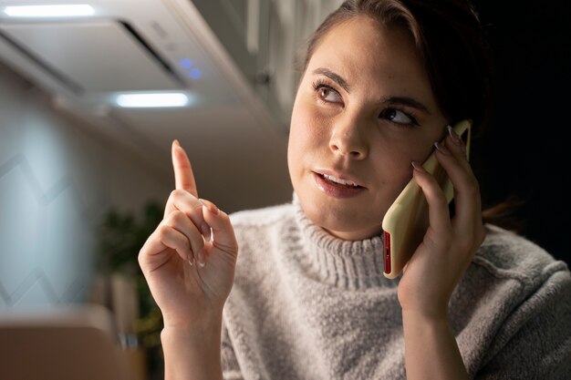 Femme utilisant un smartphone comme habitude