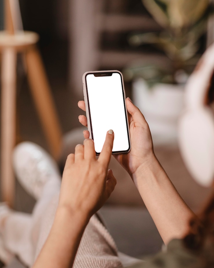 Photo gratuit femme utilisant un smartphone moderne et un casque à la maison
