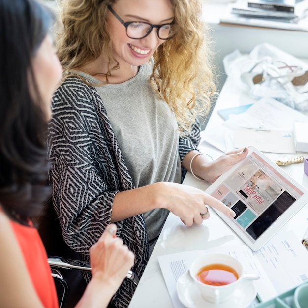 Femme utilisant une tablette numérique pour faire des achats en ligne