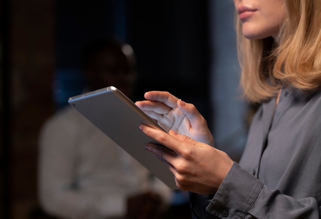 Femme utilisant la tablette