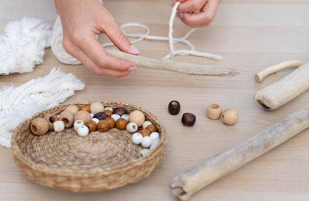 Femme utilisant la technique du macramé