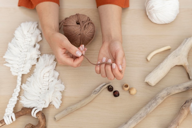 Femme utilisant la technique du macramé