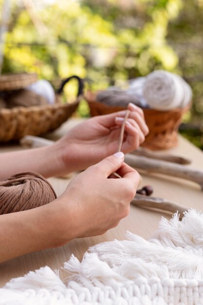 Femme utilisant la technique du macramé