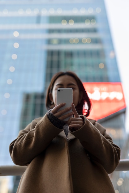 Photo gratuite femme utilisant la technologie des smartphones