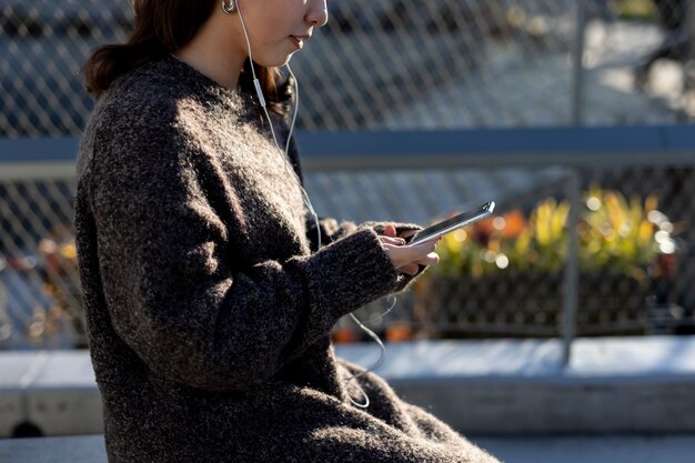 Femme utilisant la technologie des smartphones