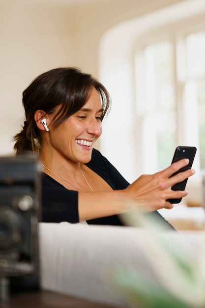 Femme utilisant la technologie des smartphones