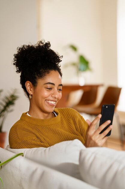 Femme utilisant la technologie des smartphones