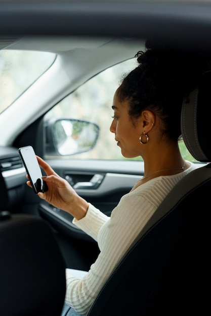 Femme utilisant la technologie des smartphones