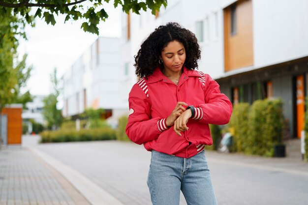 Femme utilisant la technologie smartwatch