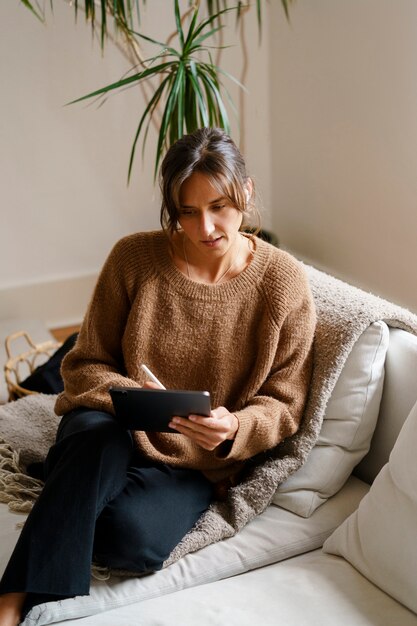 Femme utilisant la technologie des tablettes numériques