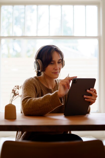 Femme utilisant la technologie des tablettes numériques