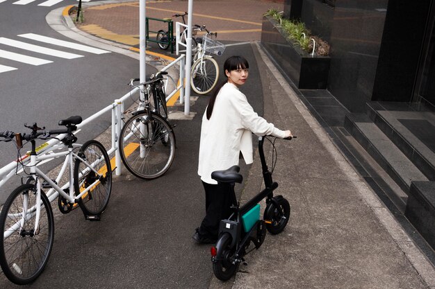 Femme utilisant un vélo électrique dans la ville