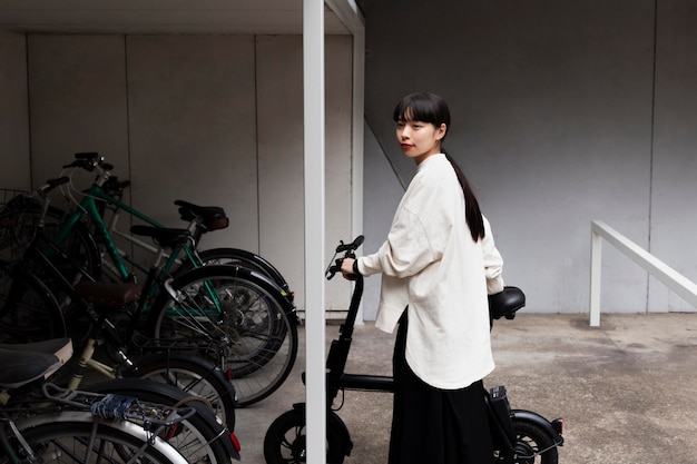 Femme utilisant un vélo électrique dans la ville