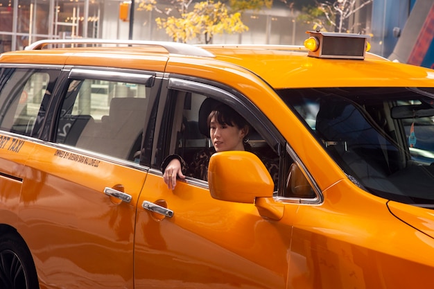 Femme utilisant une voiture électrique pour voyager dans la ville