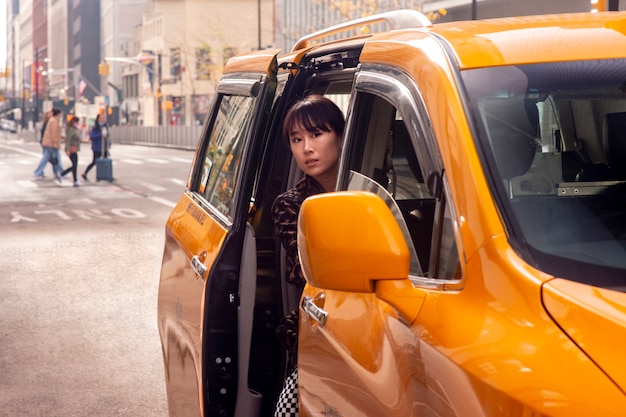 Femme utilisant une voiture électrique pour voyager dans la ville