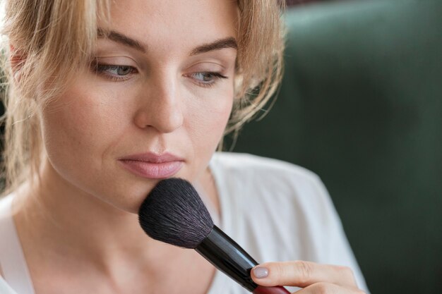 Femme, utilisation, brosse, maquillage