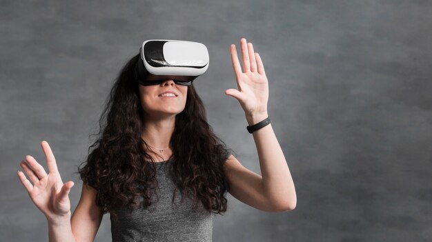 Femme, utilisation, réalité virtuelle, casque à écouteurs, vue frontale