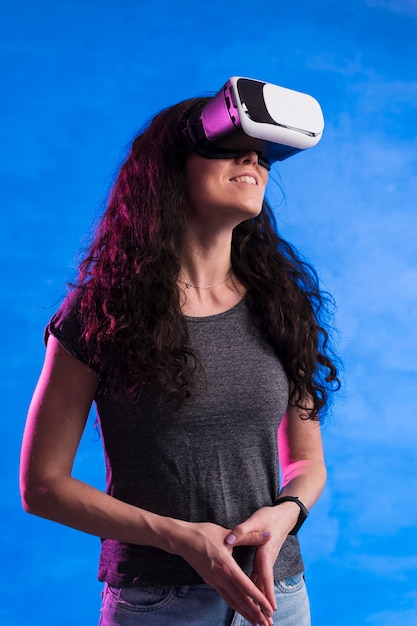 Femme, utilisation, réalité virtuelle, casque à écouteurs, vue frontale